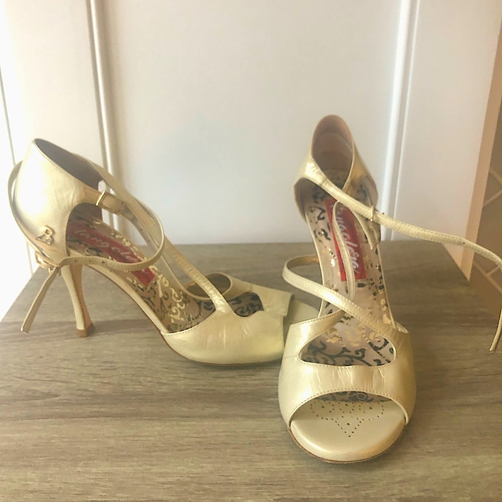 Tangolera size 39 champagne gold Tango shoes.